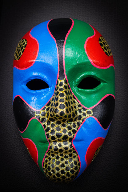 Masque artisanal rouge, bleu, vert avec motifs peints à la main. 